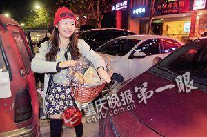 板栗妹妹随时都是灿烂笑容,给人感觉很阳光。