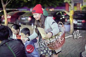 板栗妹妹给客人推销板栗一般只问三次,三次后不买说声“打搅了”离去。