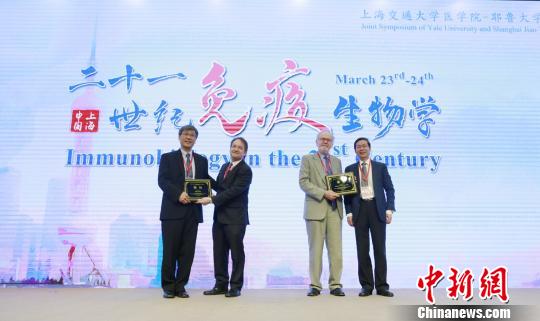 Richard A.Flavell和苏冰将担任研究院的共同院长。 芊烨 摄 Richard A.Flavell和苏冰将担任研究院的共同院长。 芊烨 摄