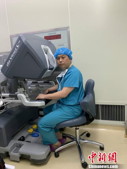 图为本次主刀的西南医院血管外科主任郝迎学术后与机器人合影。西南医院供图 图为本次主刀的西南医院血管外科主任郝迎学术后与机器人合影。西南医院供图