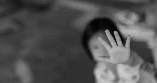 教师猥亵女童改判五年,其实父母才是儿童性侵