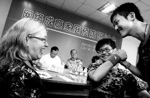 大量未成年人拥有手机 浏览不良网站令人担忧