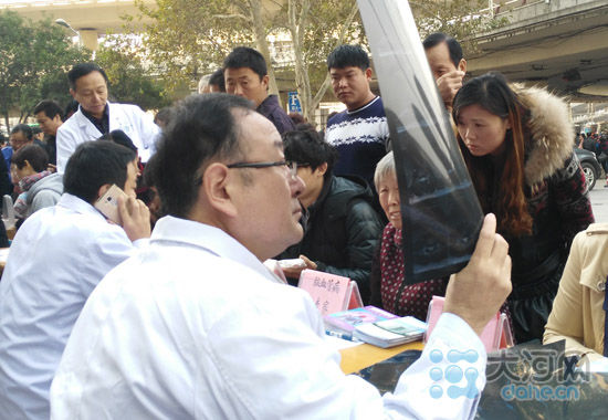 10月29日是第十个“世界卒中日”，当天上午，郑大一附院、郑州市人民医等单位的10多位专家举行卒中日义诊活动，宣传脑卒中防控知识。