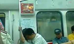 地铁惊现90后吃乳门性观念开放惹议(视频)