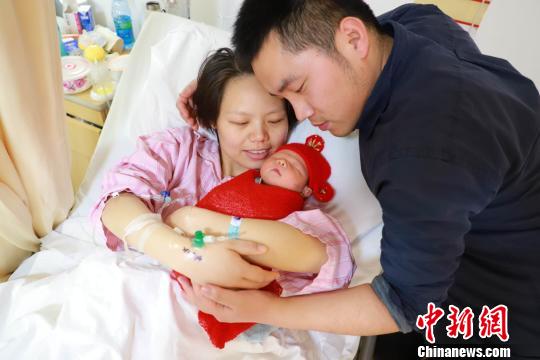 上海专家提出的方案将疗效提升至95%以上， 妊娠率提升至53%。不少女性圆了“母亲梦”，获得完整的人生。　芊烨 摄