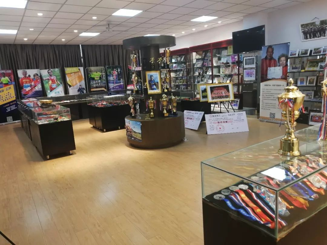 他是中国马拉松第一人的徒弟,他是中国超马记