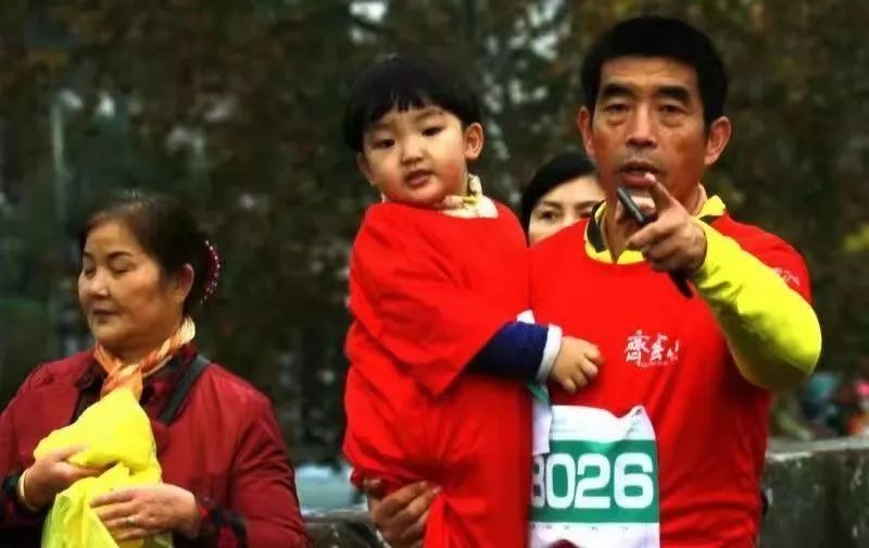 他是中国马拉松第一人的徒弟，他是中国超马记