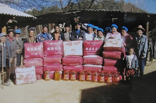云南省基督教两会为麻风村病人带去生活用品（图：福音时报）