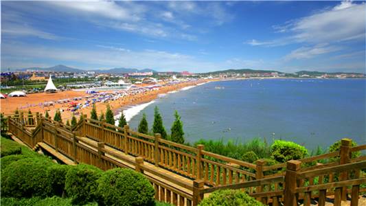 大连金石滩黄金海岸——被俄罗斯游客誉为“中国的夏威夷”、中国十大健康型海水浴场，是大连“城市后花园”的最美岸线。_副本