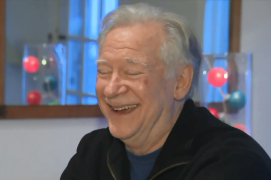 男子餐厅吃牡蛎咬到硬物 吐出来后让他欣喜若狂