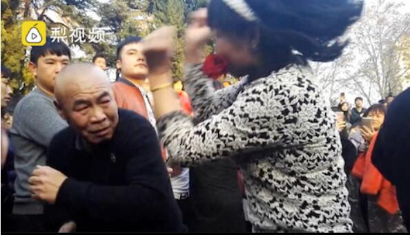 最强尬舞！大叔大妈开创“打架舞” 你们开心就
