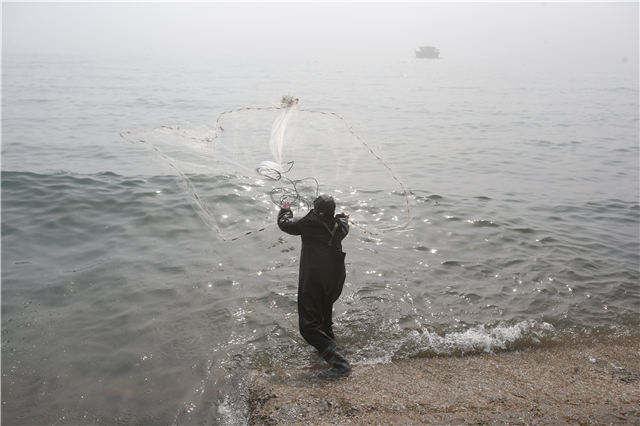 青岛＂捕鱼达人＂齐聚五四广场 捕鱼健身两不误