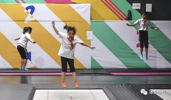 2018年5月31日,济南,儿童们在蹦床上跳“快乐”。当日,在“六一”儿童节来临之际,济南出泉小学20名留守儿童到当地“弹力公园”蹦“快乐”。 (资料图片)视觉中国供图