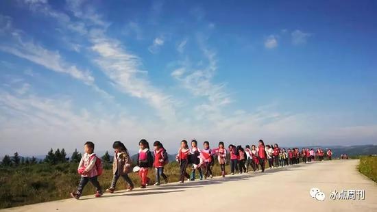 2018年6月5日,贵州省黔南州龙里县,金谷小学的留守儿童放学回家。(资料图片)视觉中国供图