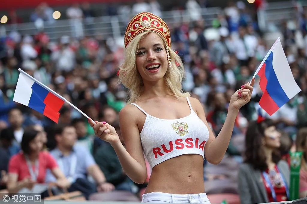 俄罗斯最美女球迷竟是成人影星 18岁就已嫁人
