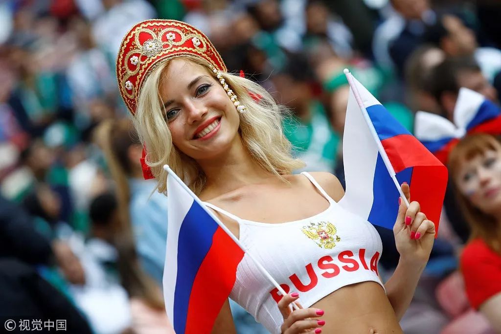俄罗斯最美女球迷竟是成人影星 18岁就已嫁人