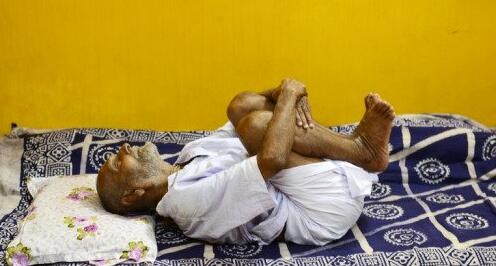 120岁印度僧人谈长寿：生活规律仅吃水煮食物