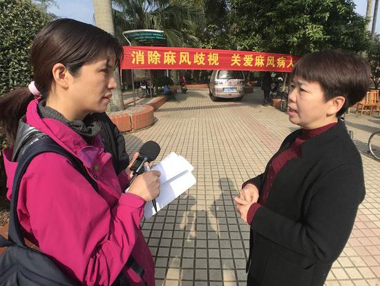 记者采访医院工作人员