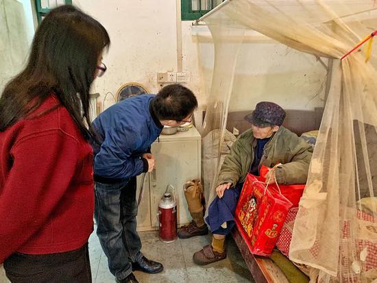 工作人员探望康复者