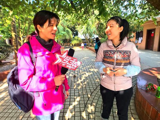 记者采访志愿者