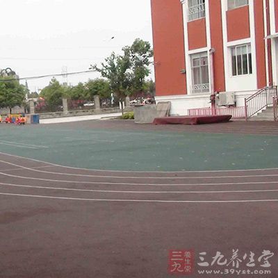 “毒跑道”问题严重，一方面是缺乏有效监管