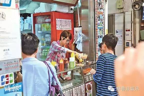 当过港姐,拍过三级片,她却靠卖鱼蛋攀上人生