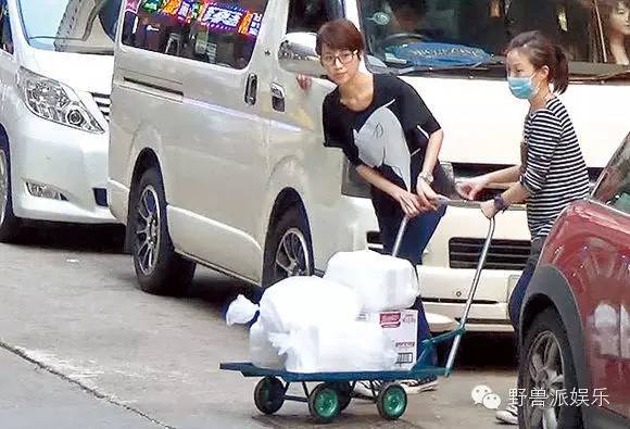 当过港姐,拍过三级片,她却靠卖鱼蛋攀上人生