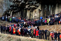 500人全家福幕后:动用4台无人机
一张500人的春节全家福让石舍村出名了。六辈人同处一框,最年长的超过90岁,最小的不满1周岁。拍照那天动用了4台无人机。穿着紫红色棉袄的妯娌二人议论纷纷,好奇该对着哪台无人机笑。【详细】
社会热图