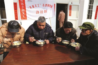 麻风村老人品尝义工带来的饺子。