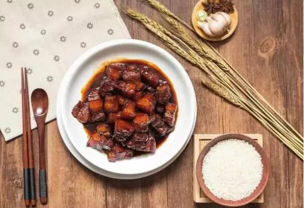 今日立秋：躲过白日艳阳看繁霜洒在野花草上