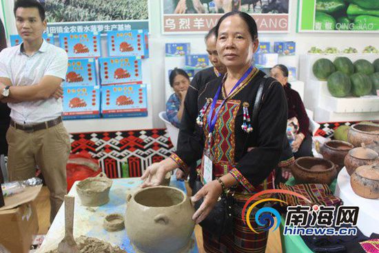 黎族原始制陶技艺羊拜亮传人黄玉英现场制陶。南海网记者马伟元摄