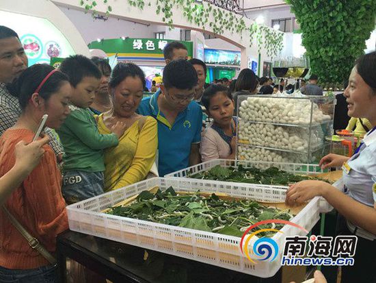 市民们都被可爱的蚕宝宝吸引。