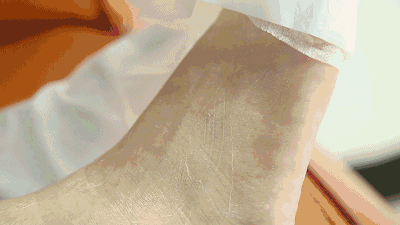 这个让脚层层脱皮的足膜,一边忍着恶心一边用