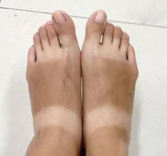 这个让脚层层脱皮的足膜,一边忍着恶心一边用