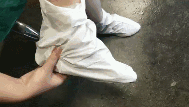 这个让脚层层脱皮的足膜,一边忍着恶心一边用