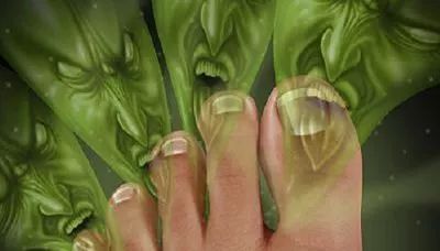 这个让脚层层脱皮的足膜,一边忍着恶心一边用