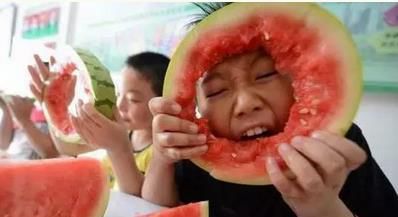 “啃秋”在有些地方也称为“咬秋”。天津讲究在立秋这天吃西瓜或香瓜,称“咬秋”,寓意炎炎夏日,酷热难熬,时逢立秋,将其咬住。江苏等地也在立秋这天吃西瓜以“咬秋”,据说可以不生秋痱子。在浙江等地,立秋日取西瓜和烧酒同食,民间认为可以防疟疾。