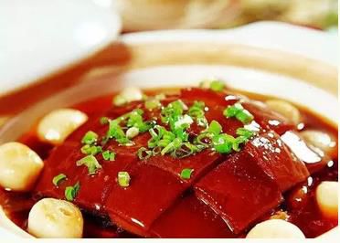 民间流行在立秋这天称体重,并和立夏时体重对比。因为人到夏天,缺乏胃口,饭食清淡,体重大都要减少一点,称为“苦夏”。秋风一起,胃口大开,就想吃点儿好的,补偿夏天的损失。补的办法就是“贴秋膘”:吃味厚的美食佳肴,当然首选吃肉,所谓“以肉贴膘”。