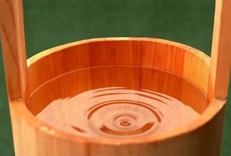 旧时,老百姓分别在立秋后用同样大小的容器装满水,然后称重。如果立秋前的水重,就表明伏水重,那么秋天雨水就少;如果立秋后的水重,那么秋天雨水就多,有可能形成秋涝。渔民也有立秋称水之习,根据水质轻重,推测秋水涨落。