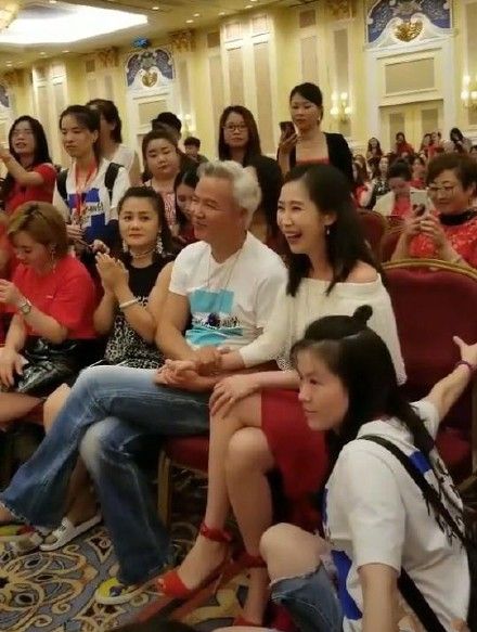 张庭老公林瑞阳与女下属十指紧扣贴面亲亲，张庭回应让人三观尽毁