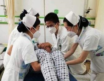 医学女博士和截瘫小伙蹭出爱情火花,女博士:我要让你重新站起来