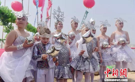 俄罗斯小朋友在现场表演舞蹈 孙云阁 摄 俄罗斯小朋友在现场表演舞蹈 孙云阁 摄