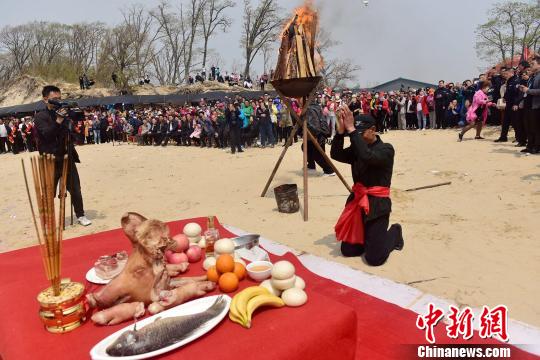 北大荒“非物质文化遗产”之一的兴凯湖开湖祭祀活动 孙云阁 摄 北大荒“非物质文化遗产”之一的兴凯湖开湖祭祀活动 孙云阁 摄