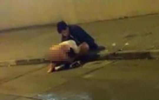 视频中，涉案19岁男子涉嫌在公众场所猥亵露体，被香港警方拘捕，目前已获保释候查。（视频截图）