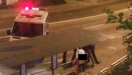 视频显示，有警车和数名警员赶到，两名事主仍在现场，裤子还没穿上。（视频截图）