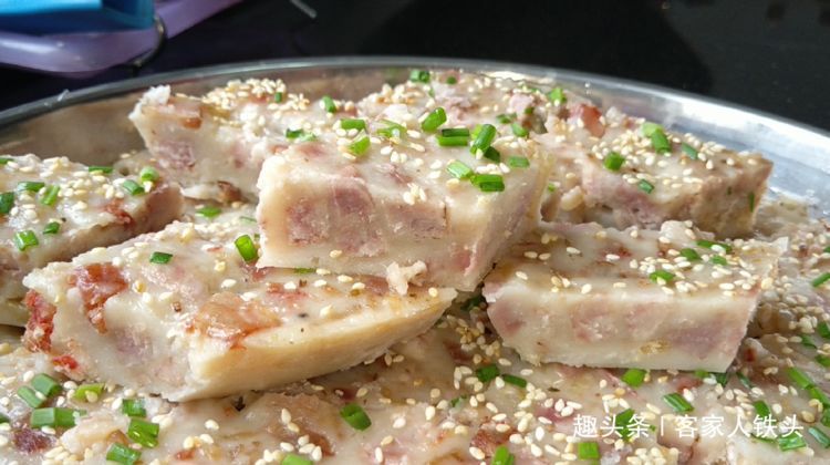 香芋糕我家最爱一做法,比饭店的还好吃,咸香软糯,一大盘吃光光