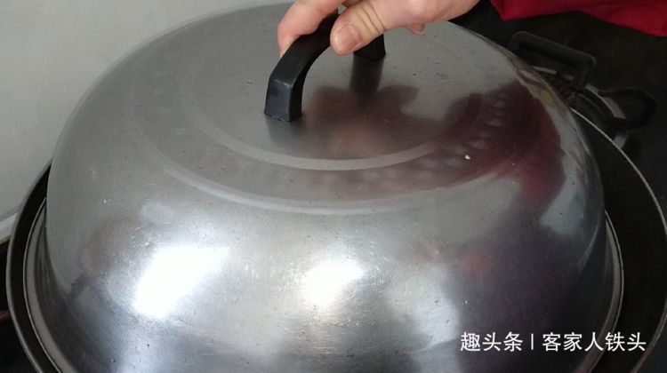 香芋糕我家最爱一做法,比饭店的还好吃,咸香软糯,一大盘吃光光