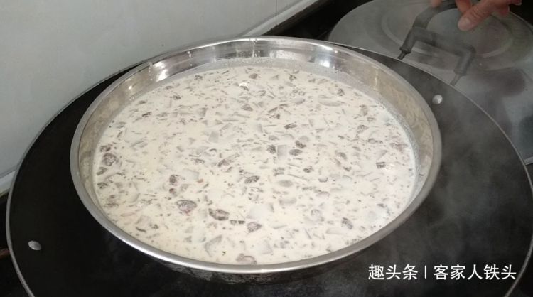 香芋糕我家最爱一做法,比饭店的还好吃,咸香软糯,一大盘吃光光