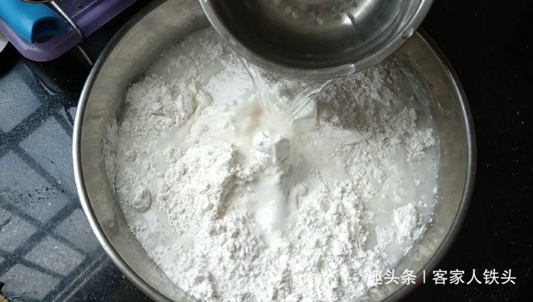 香芋糕我家最爱一做法,比饭店的还好吃,咸香软糯,一大盘吃光光