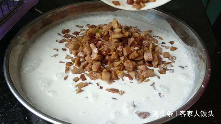 香芋糕我家最爱一做法,比饭店的还好吃,咸香软糯,一大盘吃光光